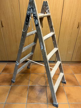 Escalera de madera plegable