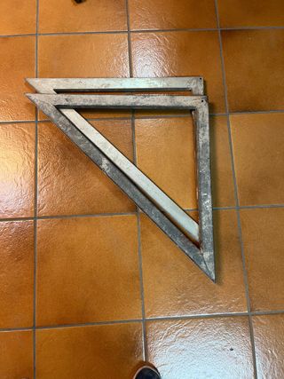 Escuadras de obra metálicas