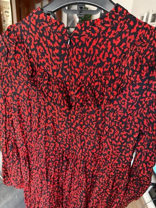 Vestido estampado rojo y negro de leopardo