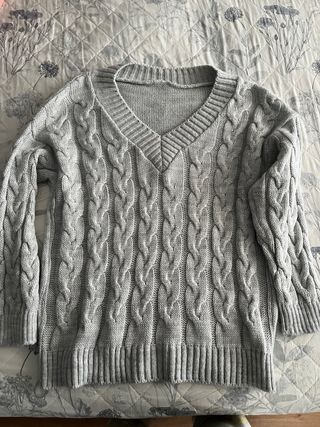 Jersey gris trenzado cuello pico