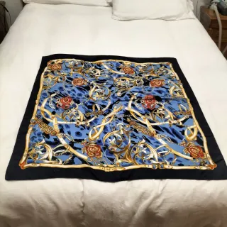 Sciarpe con stampa nera e dorata