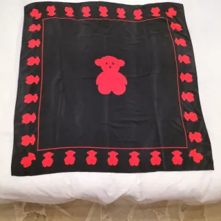 Sciarpe con stampa nera e dorata