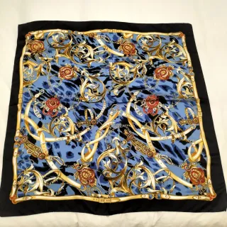 Sciarpe con stampa nera e dorata