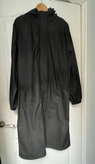 Chubasquero largo negro con capucha