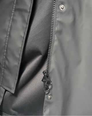 Chubasquero largo negro con capucha