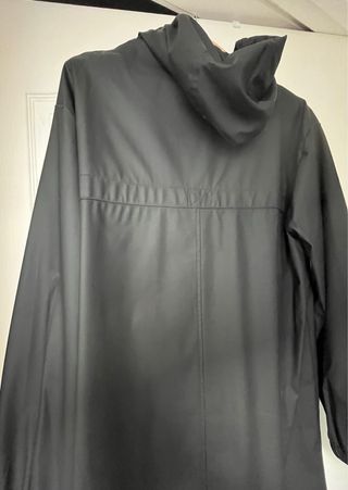 Chubasquero largo negro con capucha