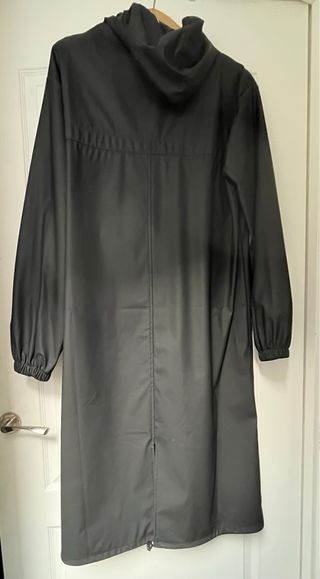 Chubasquero largo negro con capucha