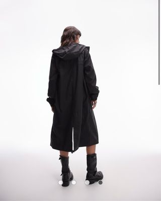 Chubasquero largo negro con capucha