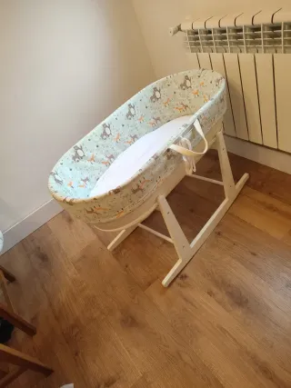 Moisés para bebé con soporte.