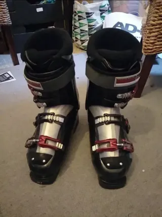 Botas de esquí negras y plateadas