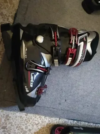 Botas de esquí negras y plateadas