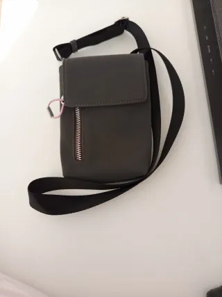 Bolso bandolera gris con detalle rosa