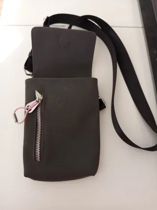 Bolso bandolera gris con detalle rosa