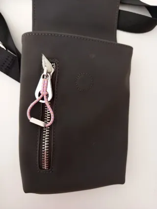 Bolso bandolera gris con detalle rosa