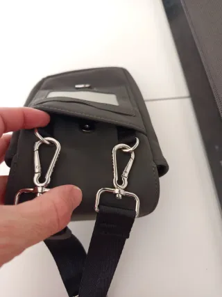 Bolso bandolera gris con detalle rosa