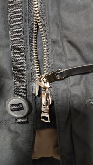 Chaquetón negro con cinturón