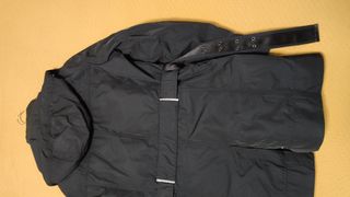 Chaquetón negro con cinturón