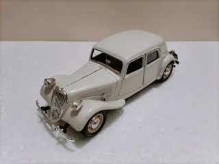 Citroen 15 CV Bburago 1/24