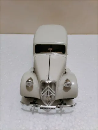Citroen 15 CV Bburago 1/24