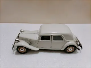 Citroen 15 CV Bburago 1/24