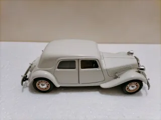 Citroen 15 CV Bburago 1/24