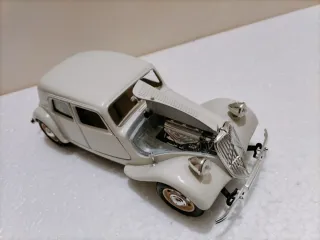 Citroen 15 CV Bburago 1/24