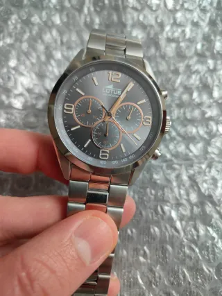 Reloj Lotus Cronógrafo Gris y Plateado