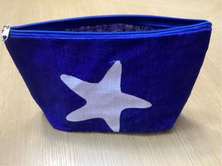 Neceser azul con estrella blanca. 18 x 28 cm