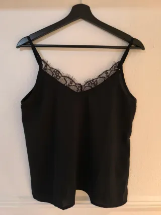 Top negro con encaje
