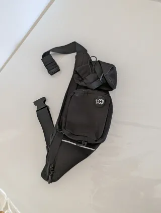 Bolso babdolera o riñonera negra.