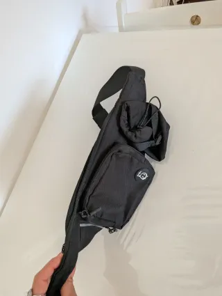 Bolso babdolera o riñonera negra.