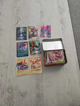 Lote Lata y Cartas doradas especiales Pokémon