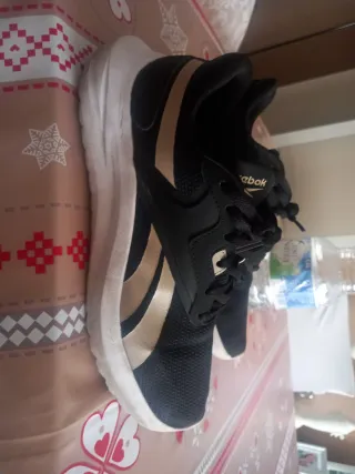 Zapatillas Reebok Negro y Dorado