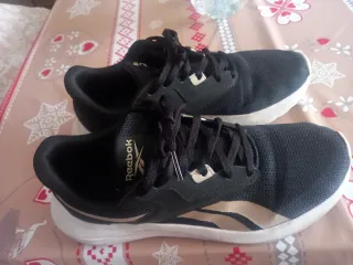 Zapatillas Reebok Negro y Dorado
