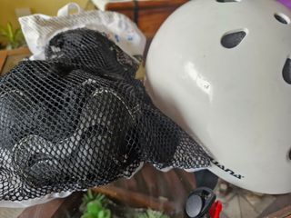 Casco y protecciones para patinar