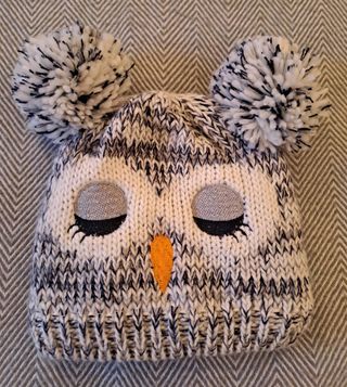 Cappellino gufetto con pompon