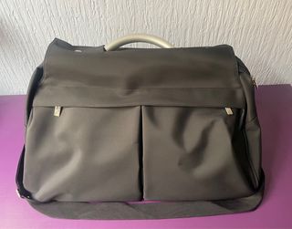 Bolso de viaje negro y plateado