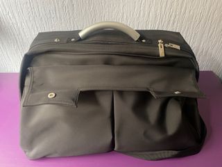 Bolso de viaje negro y plateado