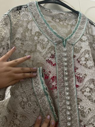 Caftán Marroquí  y color beis ￼plateado y zapatos