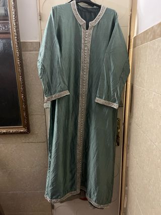 Caftán Marroquí  y color beis ￼plateado y zapatos