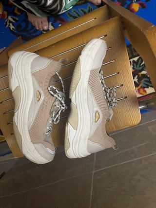 Caftán Marroquí  y color beis ￼plateado y zapatos