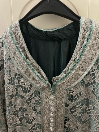 Caftán Marroquí  y color beis ￼plateado y zapatos