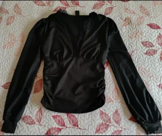 Blusa negra con escote de encaje