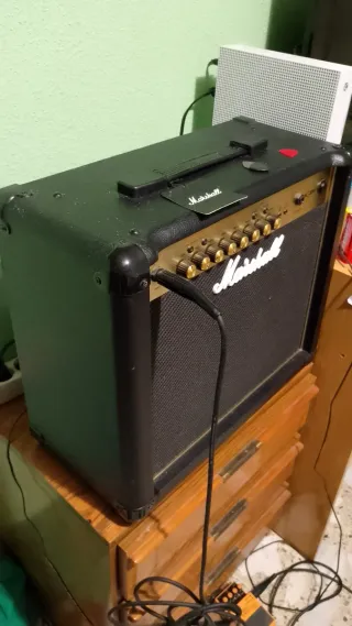 Amplificador Marshall  + Pedal Boss