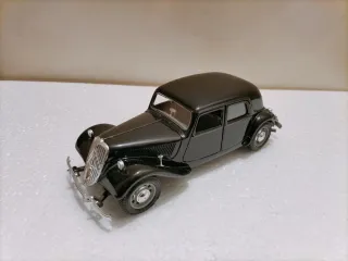 Citroen 15 CV Bburago 1/24