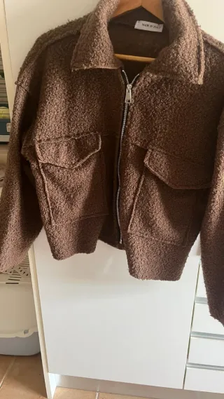 Chaqueta marrón de pelo sintético