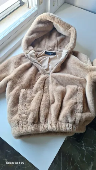 Abrigo corto beige con capucha