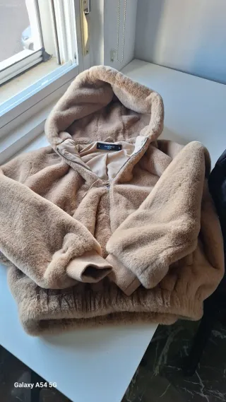 Abrigo corto beige con capucha