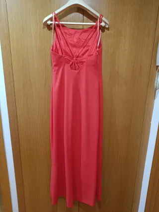 Vestido fiesta coral con chal