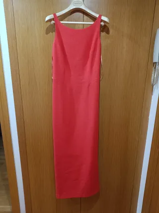 Vestido fiesta coral con chal